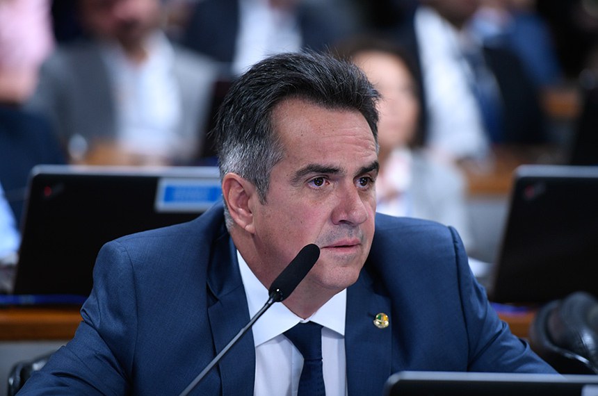 Em pronunciamento, à bancada, senador Ciro Nogueira (PP-PI).