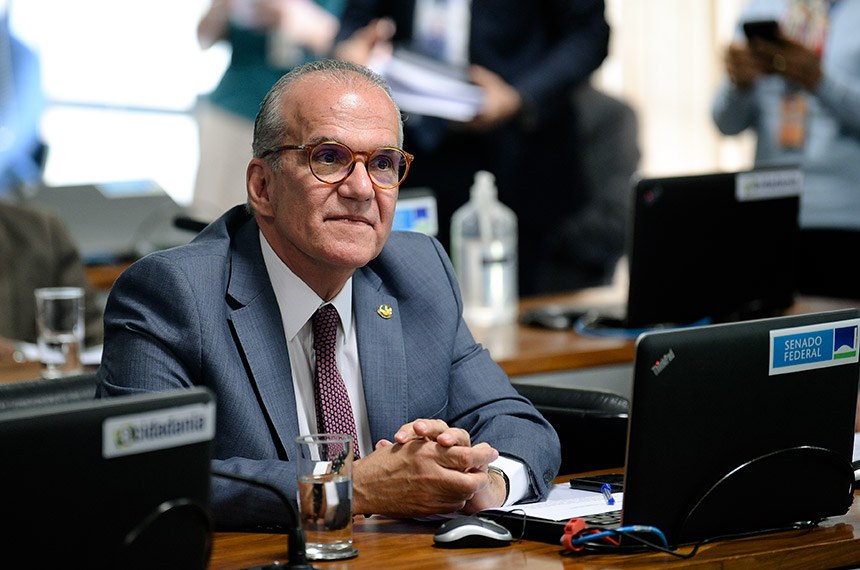 Em pronunciamento, à bancada, senador Fernando Dueire (MDB-PE).