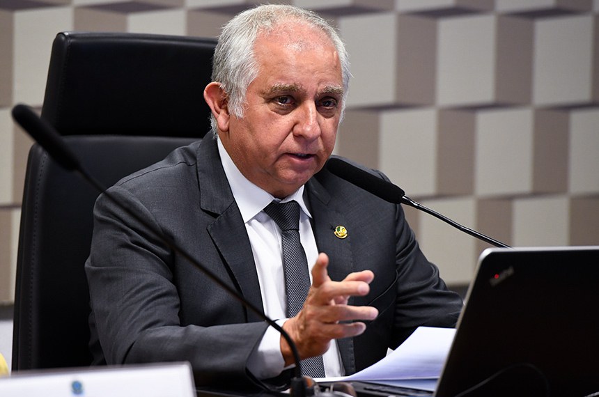 À mesa, presidente da CTIADMTR, senador Izalci Lucas (PSDB-DF), conduz audiência.