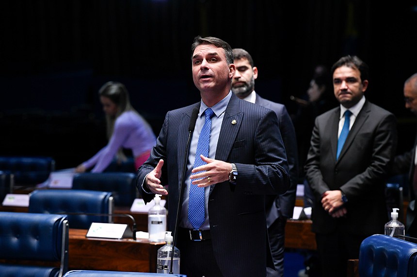 Em pronunciamento, à bancada, senador Flávio Bolsonaro (PL-RJ).