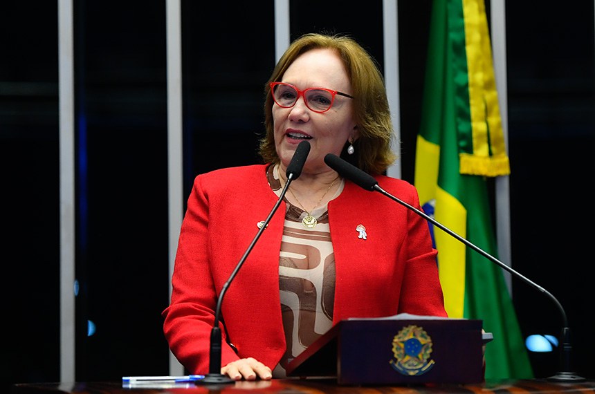 À tribuna, em discurso, senadora Zenaide Maia (PSD-RN).
