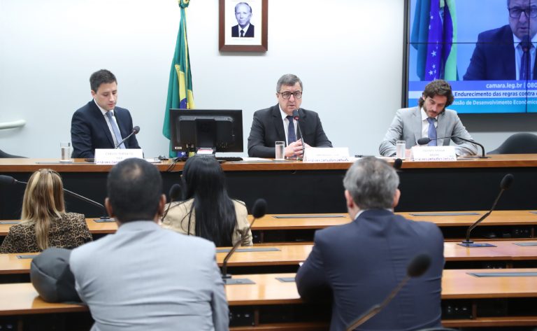 Audiência Pública - Endurecimento das regras contra os devedores contumazes. Advogado e Consultor Tributário - Federação das Indústrias do Estado do Paraná - FIEP, Carlos Alexandre Tortato; Dep. Danilo Forte (UNIÃO - CE); Associação Nacional dos Procuradores dos Estados e do Distrito Federal, Vicente Braga