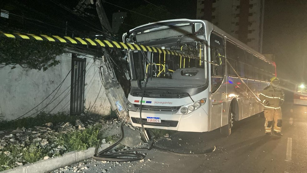 Ônibus ficou destruído e poste se partiu no meio — Foto: Eduardo Bueno/TV Cabo Branco