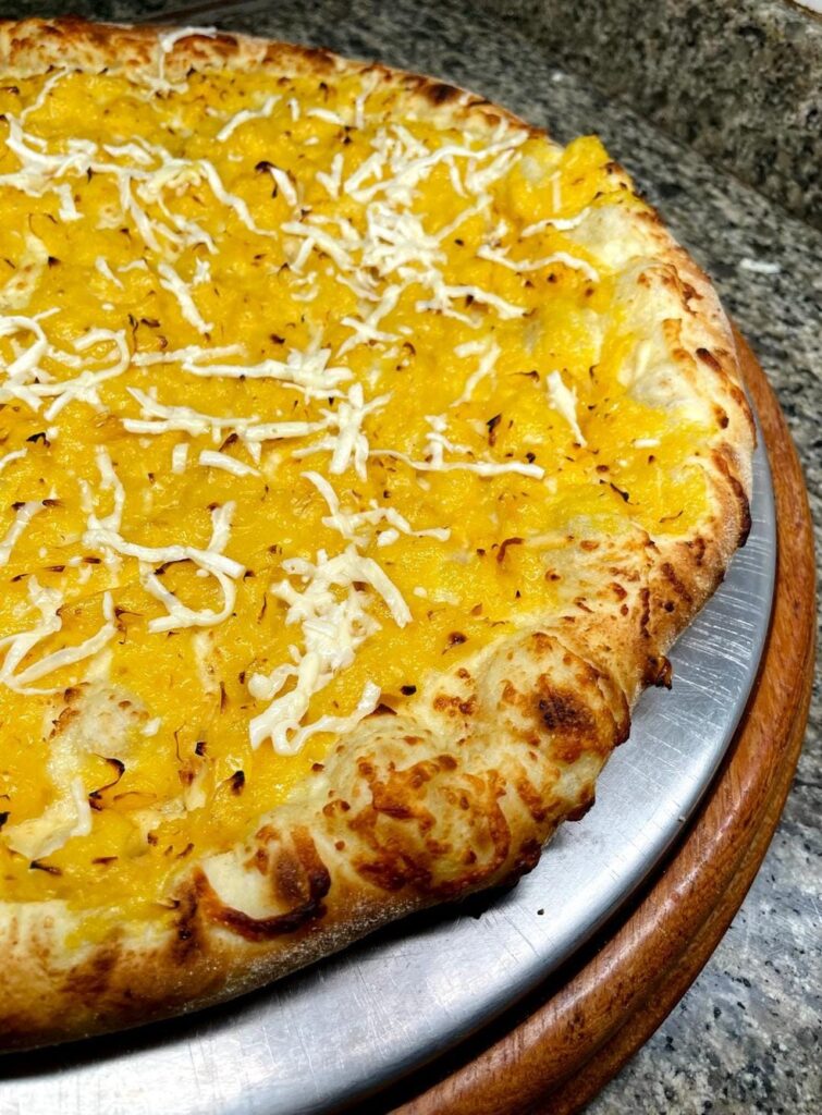 Pizza de pamonha produzida em Campina Grande, cidade São João conhecido como o maior do mundo — Foto: Positive Comunicação/Divulgação