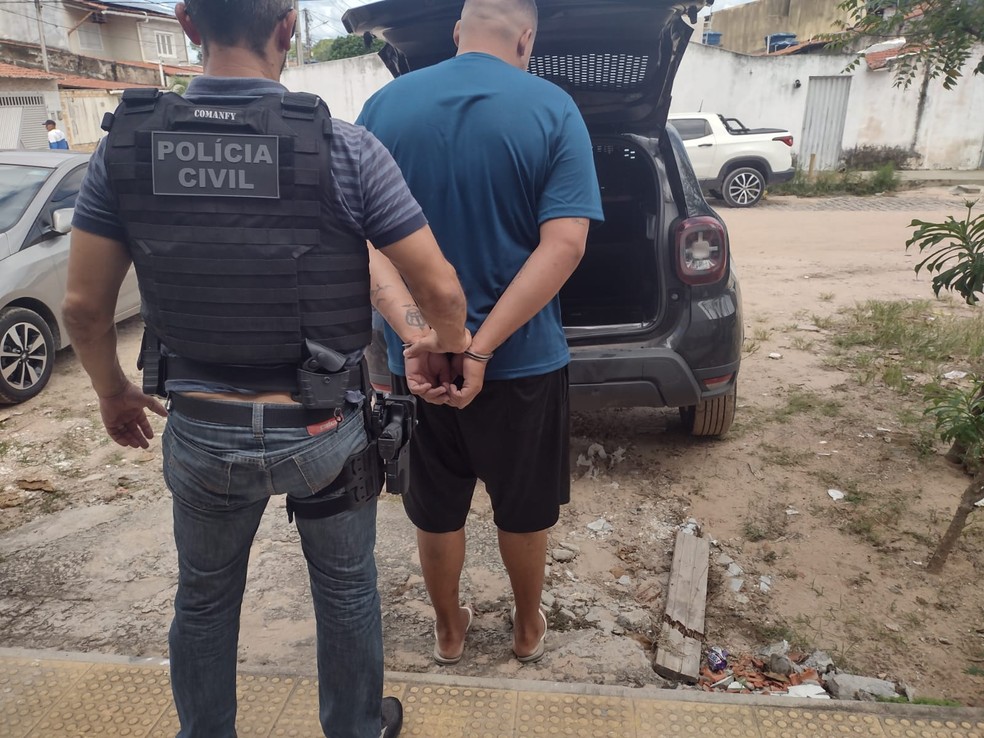 Um dos suspeitos de envolvidos nas fraudes é preso no bairro Felipe Camarão, em Natal — Foto: Polícia Civil/Divulgação