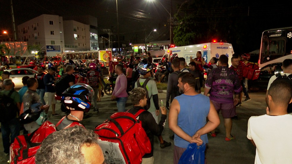 Motoboys se mobilizam pela segunda noite consecutiva no bairro de Cuiá — Foto: TV Cabo Branco/Reprodução