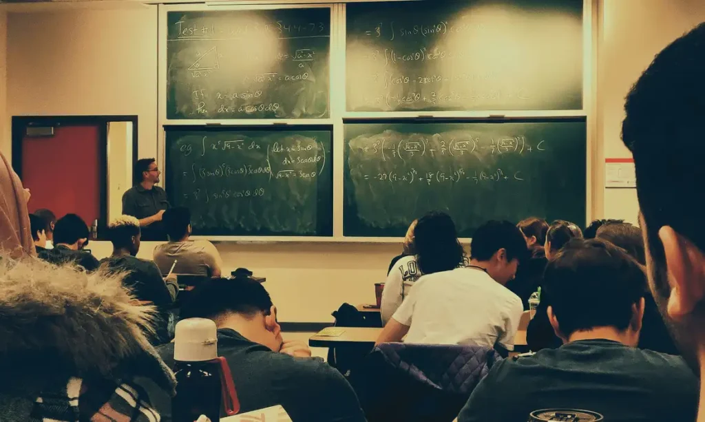 Alunos em sala de aula. Foto: Shubham Sharan/Unsplash