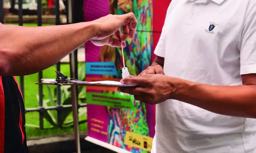 Grupo Pela VIdda-RJ promove ação de testagem para HIV e ISTs neste domingo, na areia de Copacabana