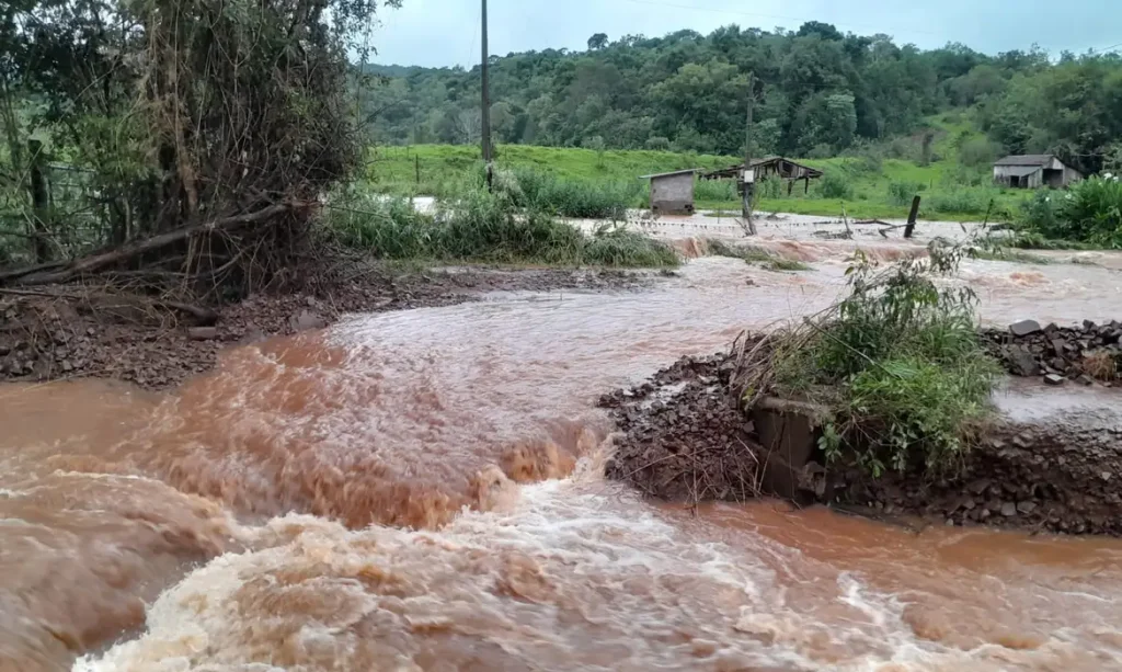 Chuvas no RS: impactos na vida de quilombolas e pequenos agricultores. - Vista Alegre, estrada vicinal se transformou em rio. Infraestrutura de acesso e escoamento da produção camponesa totalmente destruída em 70%.  Foto: Comunicação MPA