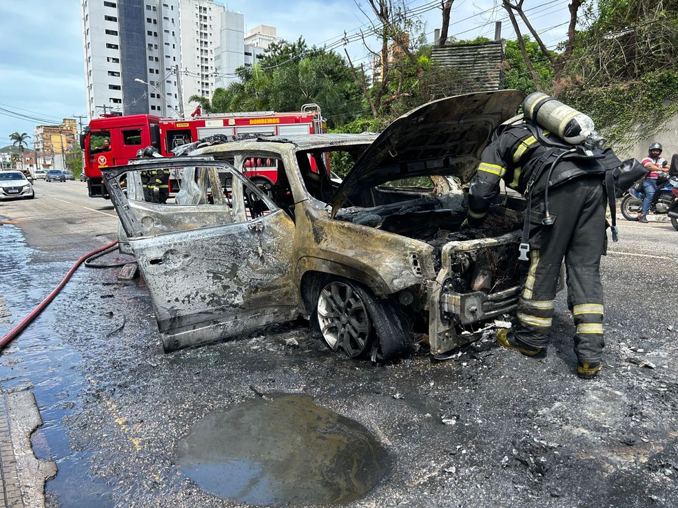 Bombeiros apagam incêndio em carro na Zona Sul de Natal — Foto: Lucas Cortez/Inter TV Cabugi