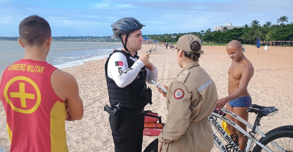 Bombeiros foram chamados ao local por banhistas que encontraram o corpo na praia — Foto: Ewerton Correia/TV Cabo Branco