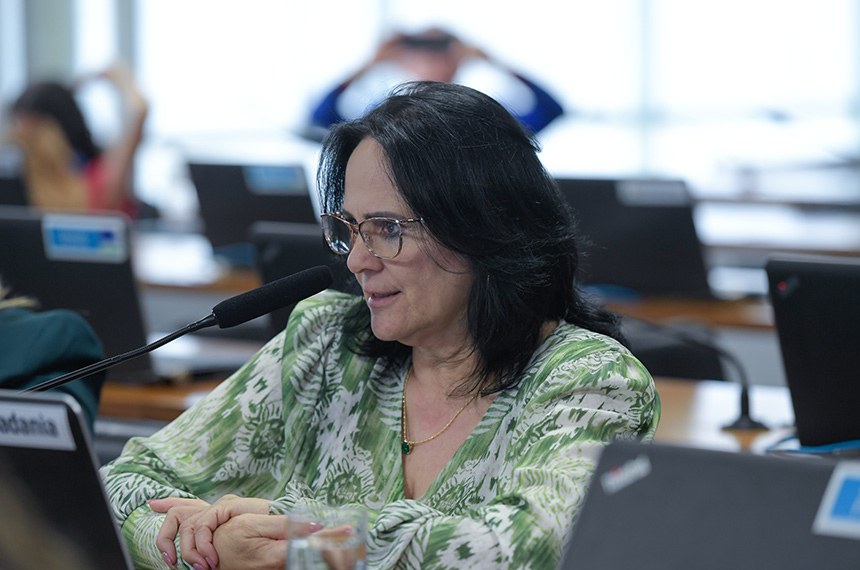 À bancada, em pronunciamento, senadora Damares Alves (Republicanos-DF).