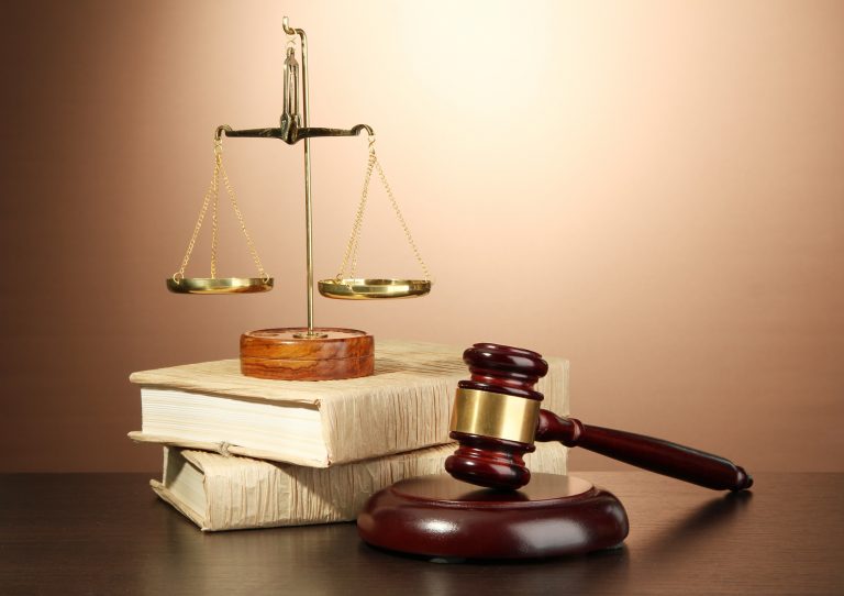Direito e Justiça - Direito - martelo balança símbolos judiciário