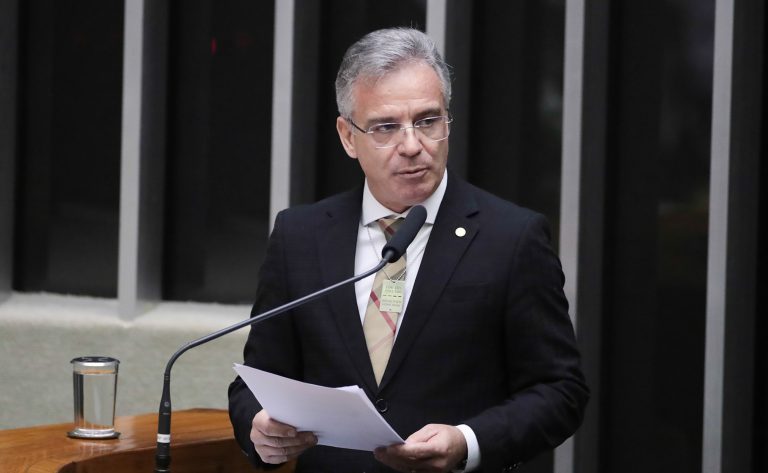 Deputado Gilberto Abramo fala ao microfone