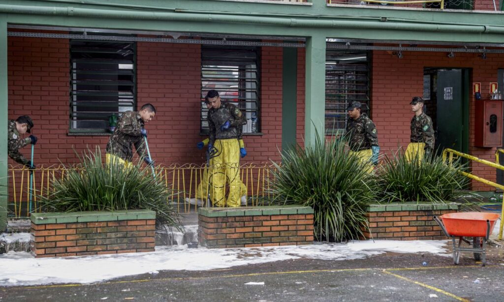 Canoas (RS), 21/06/2024 - Soldados do Exército fazem limpeza na Escola Municipal de Ensino Fundamental Thiago Wurth, após enchente que atingiu toda a escola. Foto: Bruno Peres/Agência Brasil