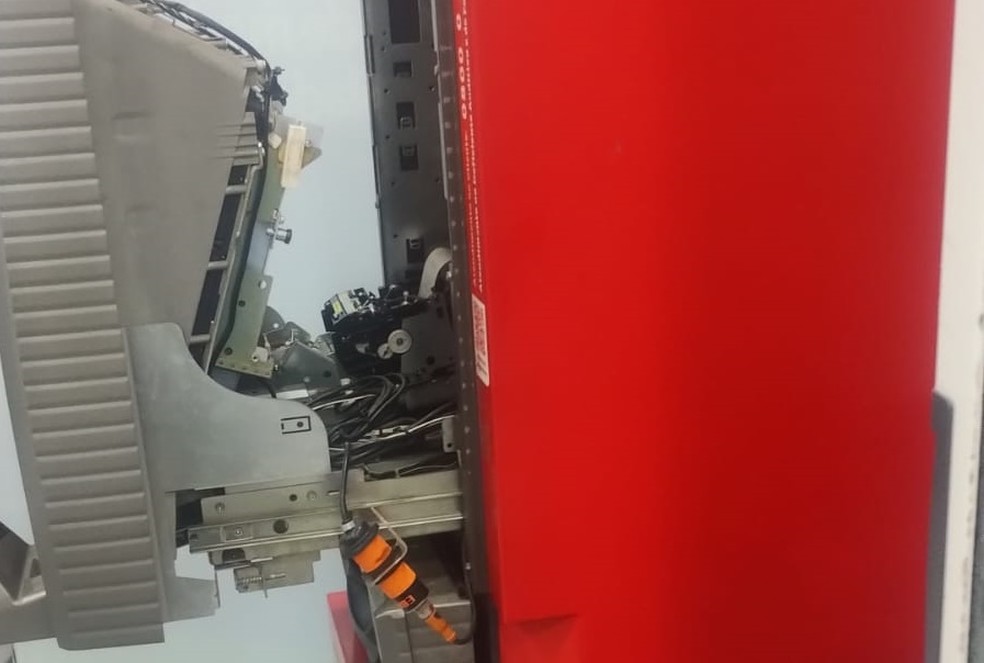 Caixa eletrônico localizado dentro de farmácia fica danificado em tentativa de assalto em João Pessoa — Foto: TV Cabo Branco/Reprodução