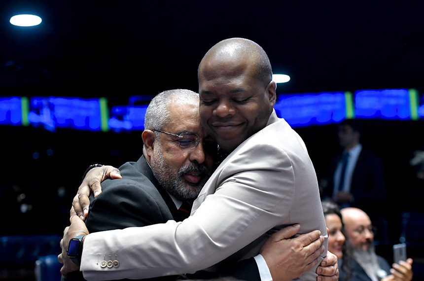 Participam:
senador Paulo Paim (PT-RS);
ministro dos Direitos Humanos e da Cidadania, Silvio Almeida.