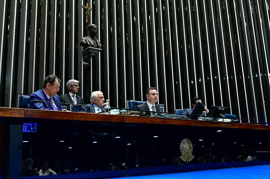 Mesa: 
senador Eduardo Braga (MDB-AM);
líder do governo no Senado Federal, senador Jaques Wagner (PT-BA);
presidente do Senado Federal, senador Rodrigo Pacheco (PSD-MG), conduz sessão; 
secretário-geral da Mesa do Senado Federal, Gustavo A. Sabóia Vieira.