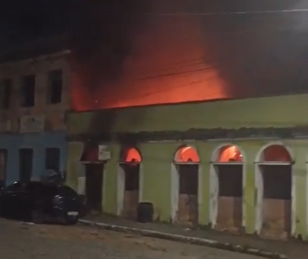 Incêndio em João Pessoa atinge imóvel abandonado do Centro Histórico — Foto: TV Cabo Branco/Reprodução