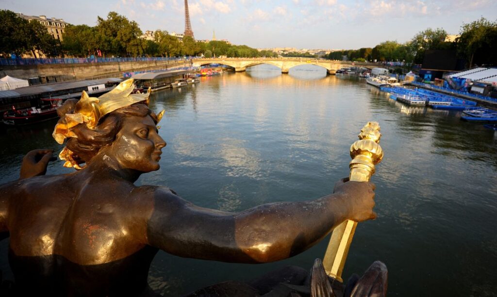 Paris 2024 Olympics - Triathlon - Men's Individual - Alexander III Bridge, Paris, France - July 30, 2024. General view as the Men's Individual Triathlon is postponed as pollution levels in the river Seine remain too high REUTERS/Fabrizio Bensch TPX IMAGES OF THE DAY
