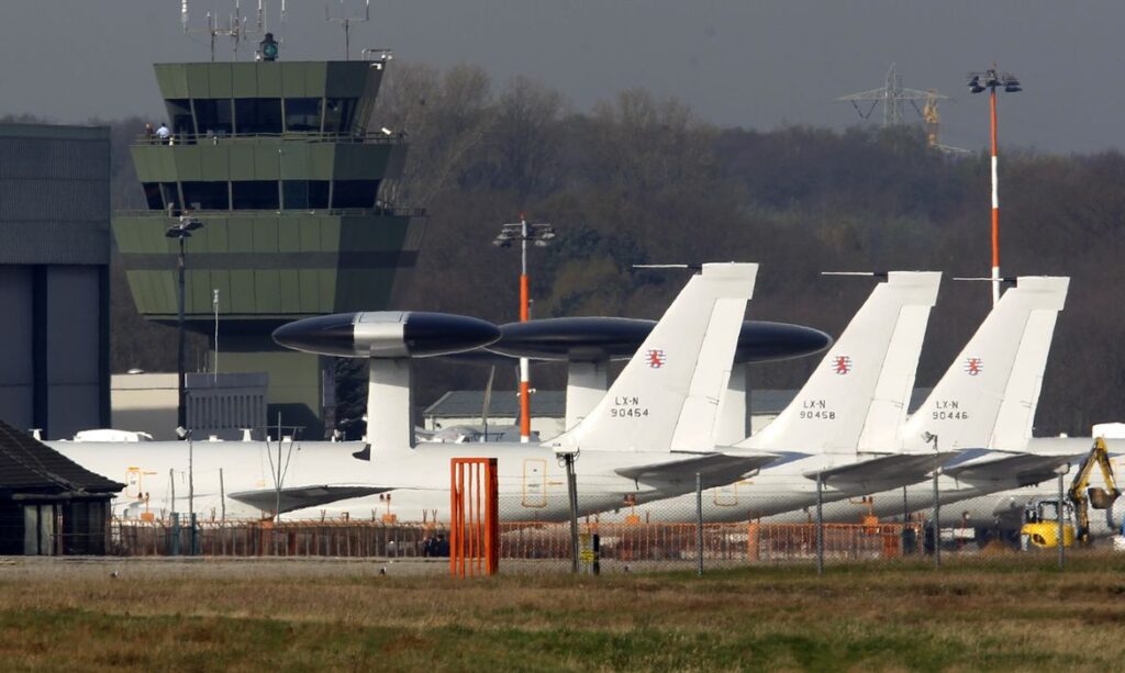 Aeronaves AWACS da OTAN no pátio da base aérea em Geilenkirchen, perto da fronteira germano-holandesa
03/04/2014
REUTERS/Ina Fassbender