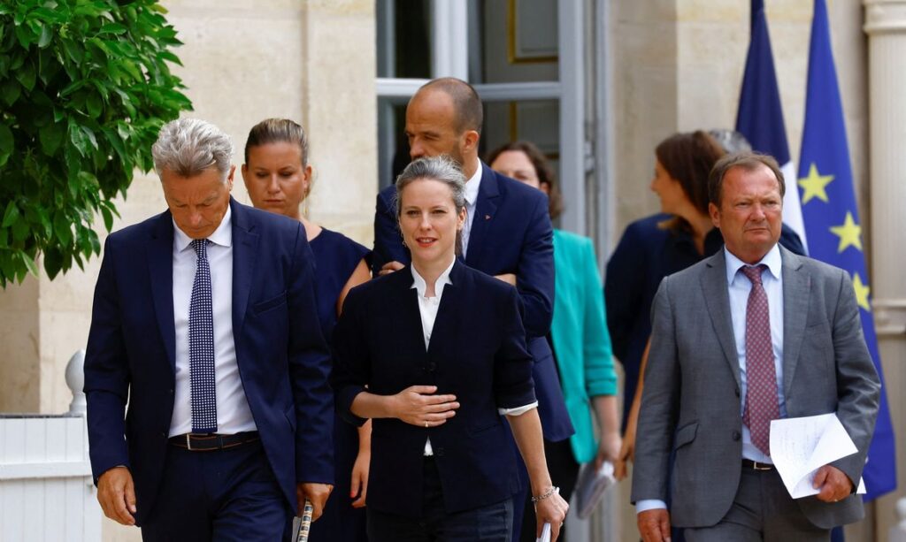 Políticos franceses após reunião com Macron em Paris
 23/8/2024    REUTERS/Abdul Saboor/direitos reservados