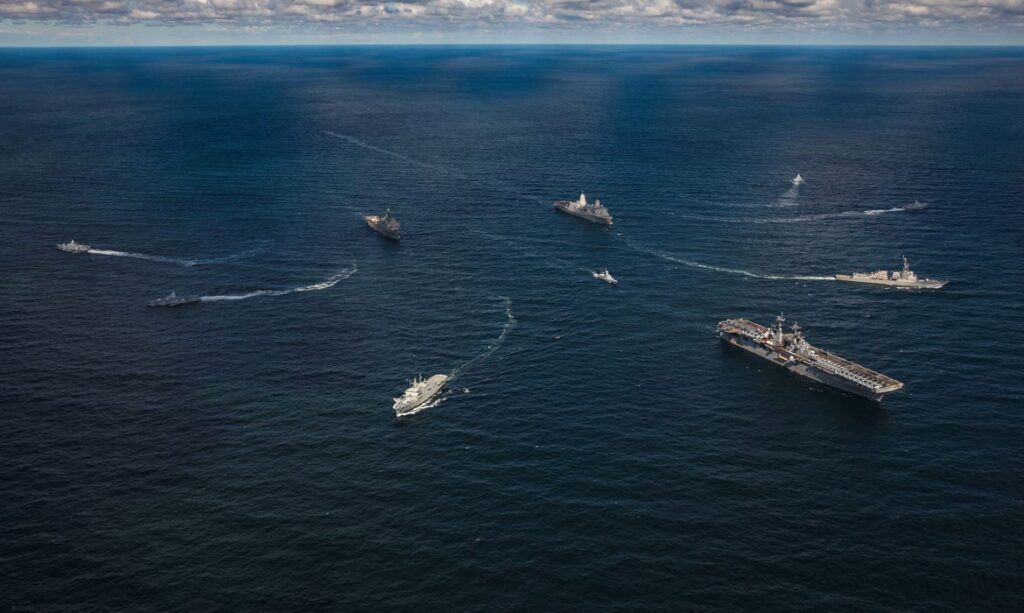 BALTIC SEA (Aug. 30, 2022) The U.S. Navy Wasp-class amphibious assault ship USS Kearsarge (LHD 3), the Swedish navy Visby-class corvettes HSwMS Härnösand (K33) and HSwMS Nyköping (K34), the Carlskrona-class auxiliary support ship HSwMS Carlskrona (P04), the Whidbey Island-class amphibious dock landing ship USS Gunston Hall (LSD 44), the Stockholm-class corvette HSwMS Malmö (P 12), the San Antonio-class amphibious transport dock ship USS Arlington (LPD 24), the Arleigh Burke-class guided-missile destroyer USS Paul Ignatius (DDG 117) and the Visby-class corvettes HSwMS Karlstad (K35) and HSwMS Helsingborg (K32) break away from formation after a maneuvering exercise in the Baltic Sea, Aug. 30, 2022. The U.S. Navy ships are part of the Kearsarge Amphibious Ready Group and embarked 22nd Marine Expeditionary Unit, under the command and control of Task Force 61/2, and are on a scheduled deployment in the U.S. Naval Forces Europe area of operations, employed by U.S. 6th Fleet to defend U.S., allied and partner interests. Foto: Aaron Lau/U.S. Navy