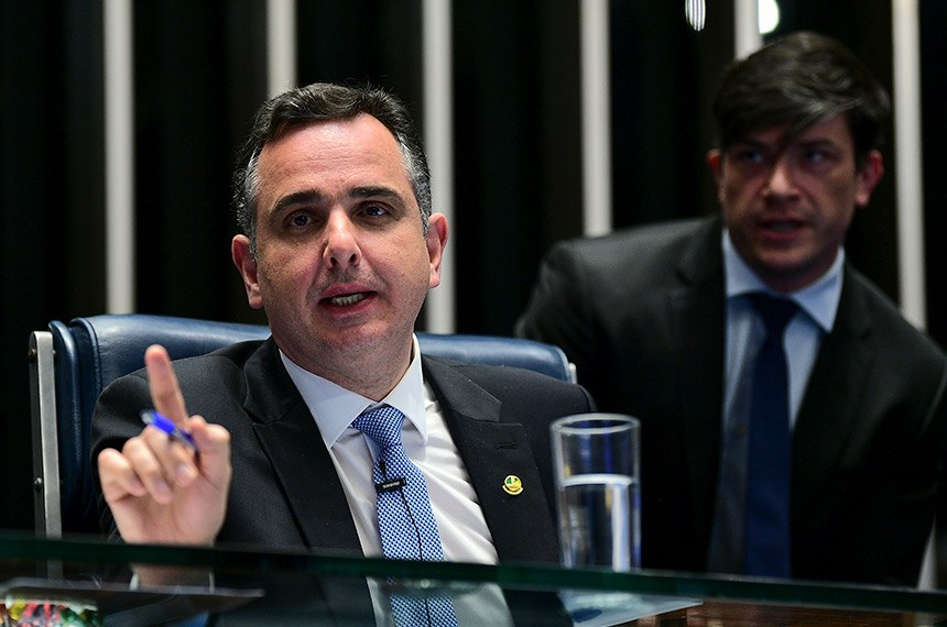 À mesa, presidente do Senado Federal, senador Rodrigo Pacheco (PSD-MG), conduz sessão.