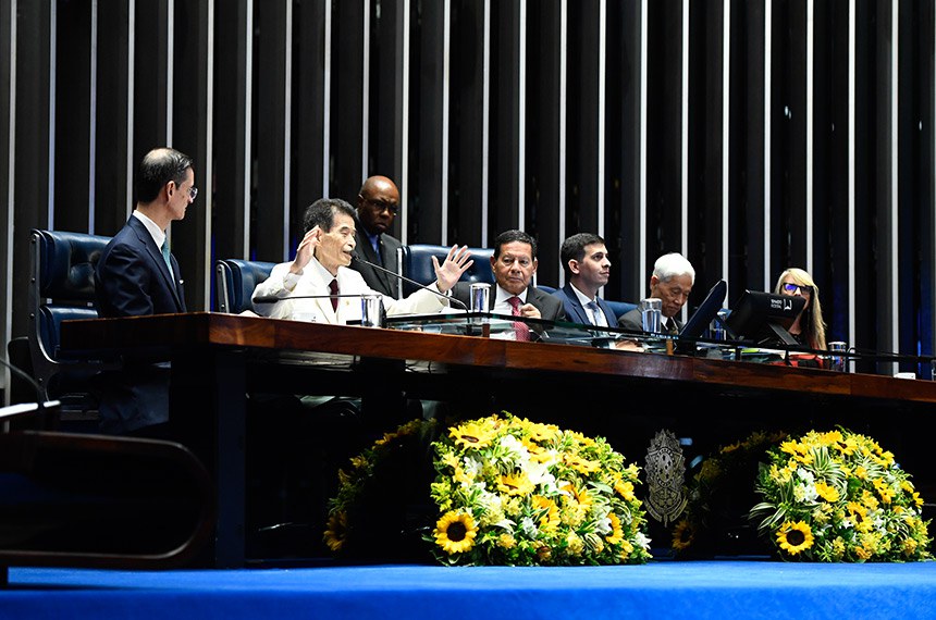 Mesa:
conselheiro vice-presidente da Sukyo Mahikari do Brasil, Miguel Enrique Kerrigan Comesana; 
grão-mestre mundial da Sukyo Mahikari, Oshienushisama Koo Okada;
presidente desta sessão, senador Hamilton Mourão (Republicanos-RS);
secretário desta sessão;
diretor-presidente da Sukyo Mahikari da América Latina e do Brasil, Hiroki Shimizu;
juíza federal e membro da Coordenação do Grupo Jurídico da Sukyo Mahikari do Brasil, Vânila Cardoso André de Moraes.