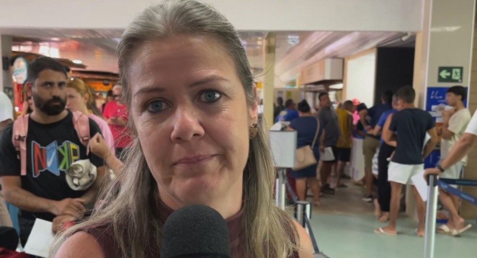 A assistente social Camila Martini estava preocupada porque voo da Voepass para sair de Fernando de Noronha foi cancelado — Foto: TV Globo/Reprodução