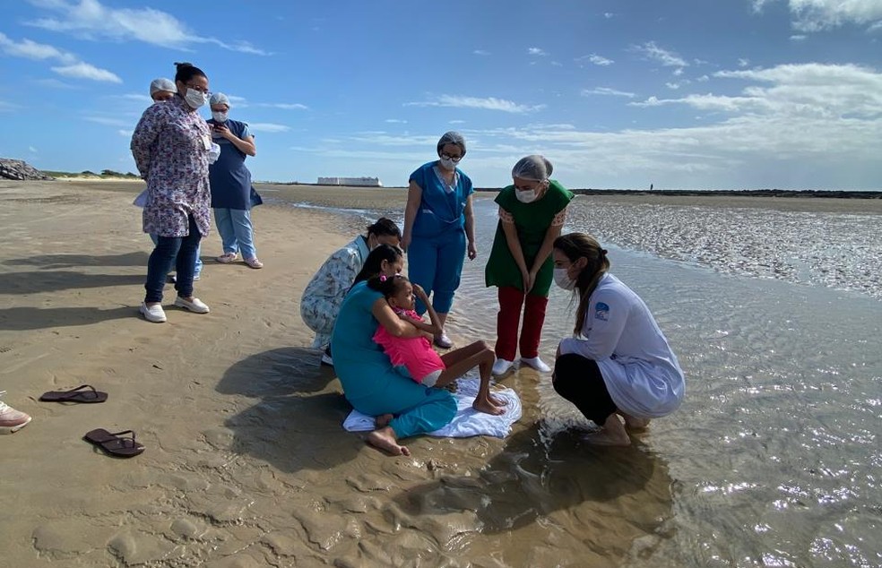 Paciente de UTI pediátrica realiza sonho de conhecer o mar em Natal — Foto: Divulgação