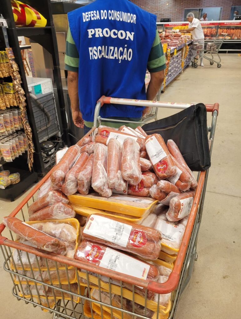 Fotos material apreendido em supermercado da Grande Natal Procon Natal fiscalização — Foto: Divulgação