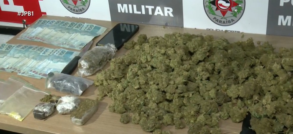 Dinheiro e drogas encontrados na residência do homem que tentou fugir da polícia nadando — Foto: TV Cabo Branco/Reprodução