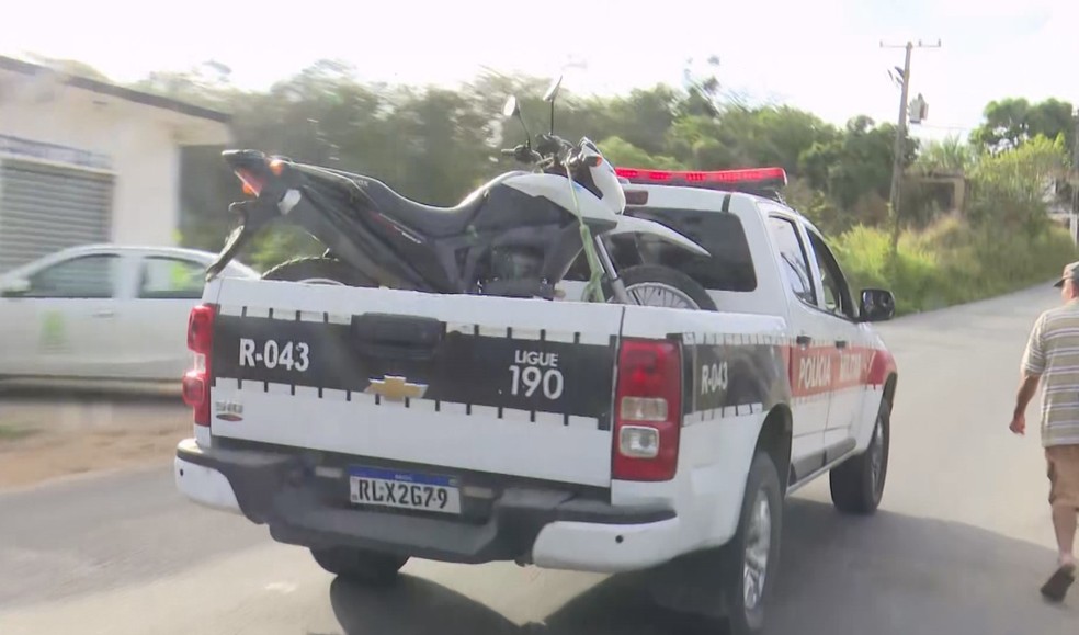 Perseguição policial em Campina Grande tem suspeito baleado, prisões e apreensão de moto roubada — Foto: Reprodução/TV Paraíba