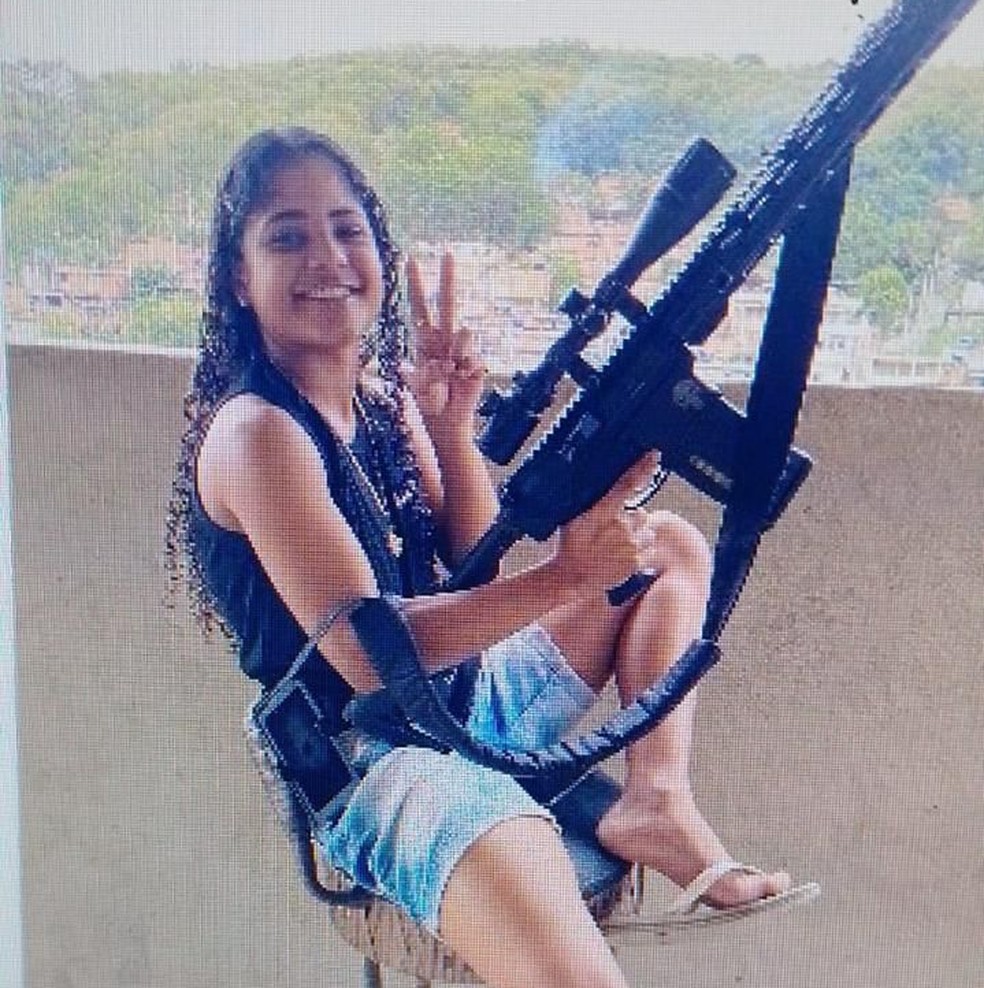 Emily Gabriely da Silva Vieira Martins, de 20 anos, é suspeita de assassinar e degolar dois jovens que foram encontrados decapitados Bayeux — Foto: Reprodução