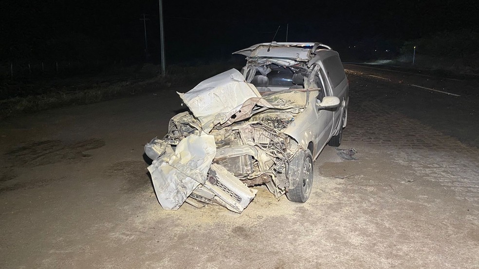 Carro funerário bateu na traseira de um caminhão, causando acidente grave na BR-230, em Sousa, na Paraíba — Foto: Beto Silva/TV Paraíba