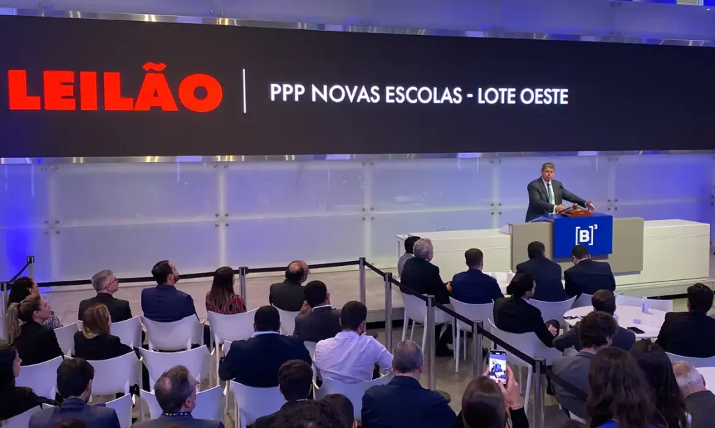 São Paulo (SP), 29/10/2023 - Governador de São Paulo Tarcísio de Freitas participa do Leilão da Parceria Público-Privada (PPP) de Novas Escolas – Lote Oeste, na sede da B3 – a bolsa de valores do Brasil.
 São 33 novas escolas estaduais, em parceira PPPs, edital prevê privatização de serviços não-pedagógicos de 33 novas escolas de ensino de nível médio e fundamental II. Foto: Paulo Pinto/Agencia Brasil