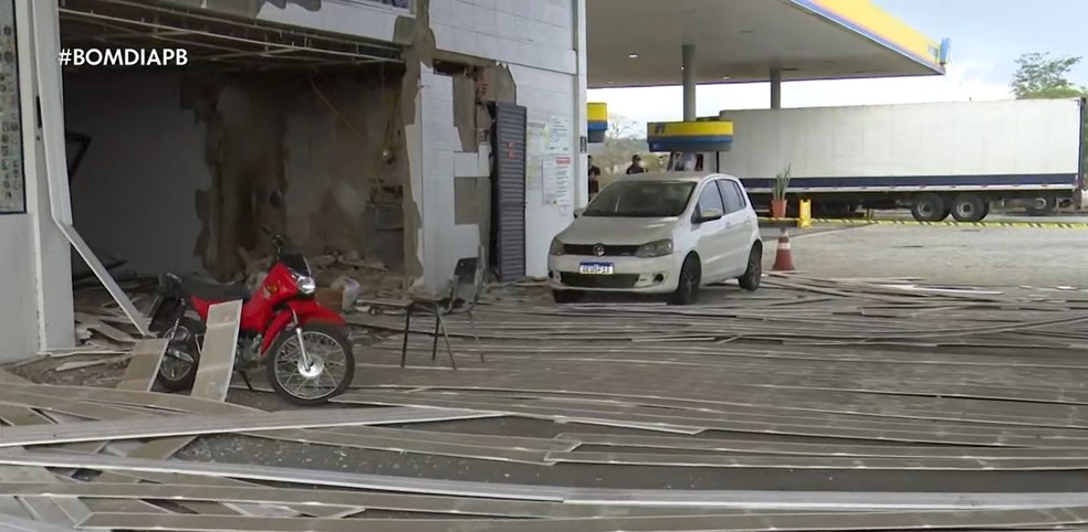 Posto de combustíveis foi explodido por pelo menos sete suspeitos na BR-230, em Campina Grande — Foto: Reprodução/TV Cabo Branco