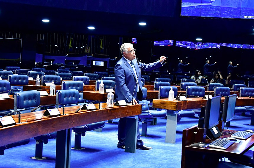 Em pronunciamento, à bancada, senador Eduardo Girão (Novo-CE).