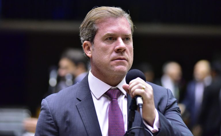 Deputado Marx Beltrão fala ao microfone