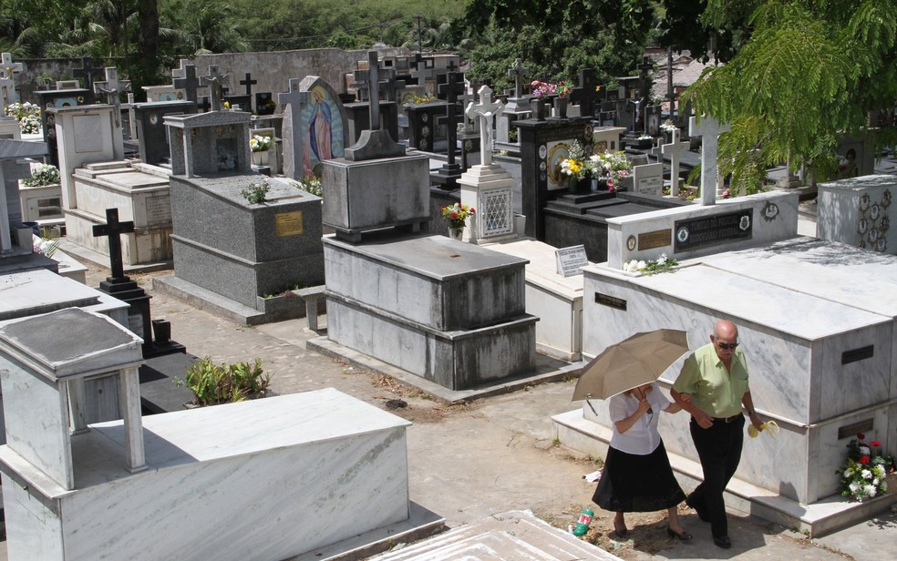Casal de idosos deixa Cemitério Senhor da Boa Sentença, no bairro do Varadouro em João Pessoa.  — Foto: Francisco França/Jornal da Paraíba