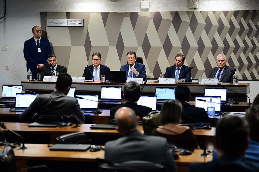 Mesa:
presidente da Associação das Empresas de Loteamento Urbano (Aelo), Caio Carmona Cesar Portugal;
presidente da Câmara Brasileira da Indústria da Construção (CBIC), Renato de Sousa Correia;
presidente em exercício da CCJ, senador Eduardo Braga (MDB-AM), conduz audiência;
presidente da Associação Brasileira de Incorporadoras (Abrainc), Luiz França;
presidente do Sindicato das Empresas de compra, venda, locação ou administração de imóveis residenciais ou comerciais (Secovi/SP), Ely Wertheim.