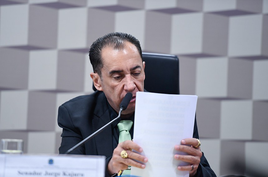 À mesa, presidente da CMAATIVOS, senador Jorge Kajuru (PSB-GO), conduz audiência.