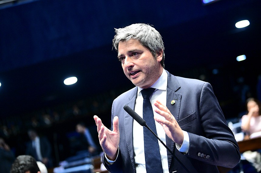 Em pronunciamento, à bancada, senador Carlos Portinho (PL-RJ).