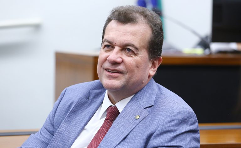 Deputado Waldemar Oliveira fala ao microfone
