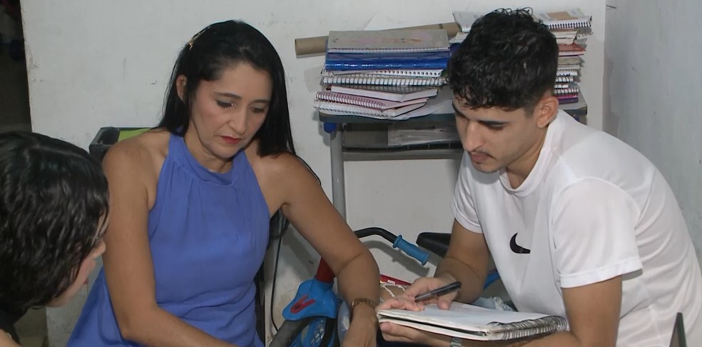 Depois do trabalho e atividades domésticas, mãe estuda com filhos para o Enem — Foto: TV Paraíba / Reprodução