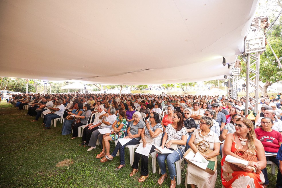 Visitante celebraram a vida dos que já partiram em missas em cemitérios da Grande Natal — Foto: Luana Tayze