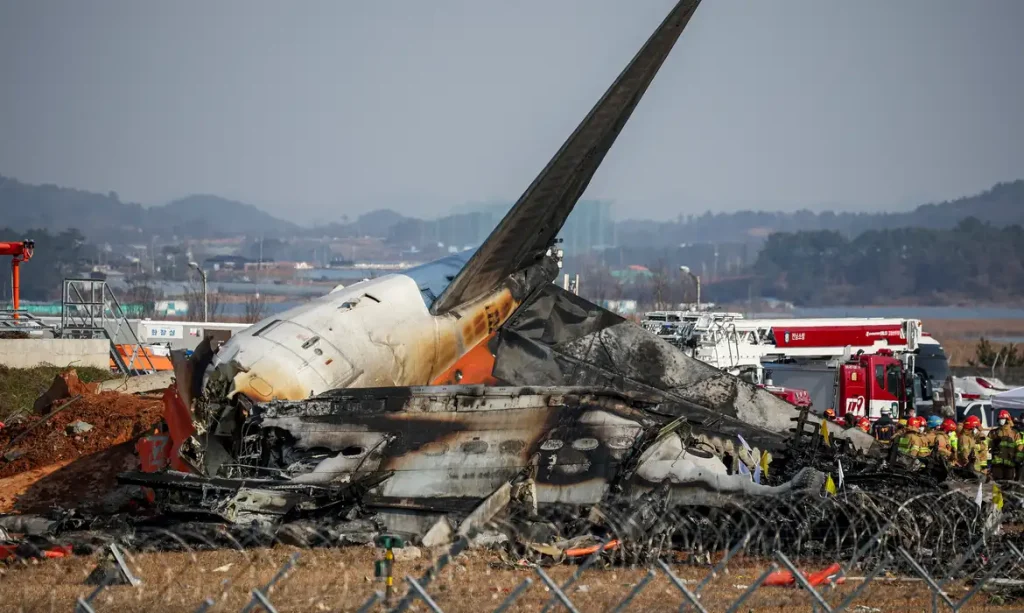 Trabalhadores de resgate atuam em operação de salvamento após acidente com avião no Aeroporto Internacional de Muan, na Coreia do Sul
29/12/2024
REUTERS/Kim Hong-Ji