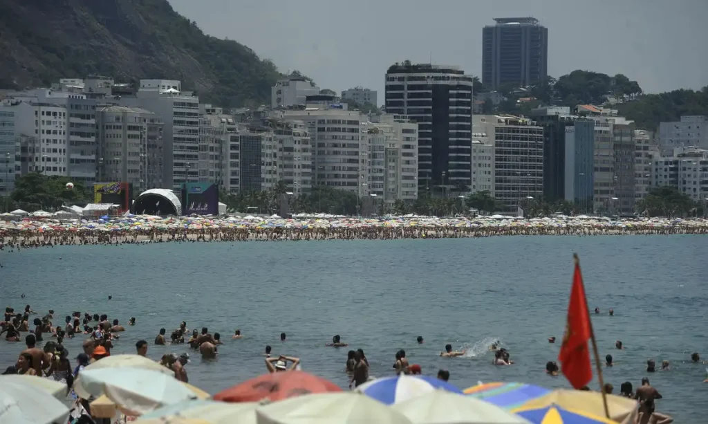 Banhistas lotam a praia de Copacabana no último dia de 2014 (Fernando Frazão/Agência Brasil)