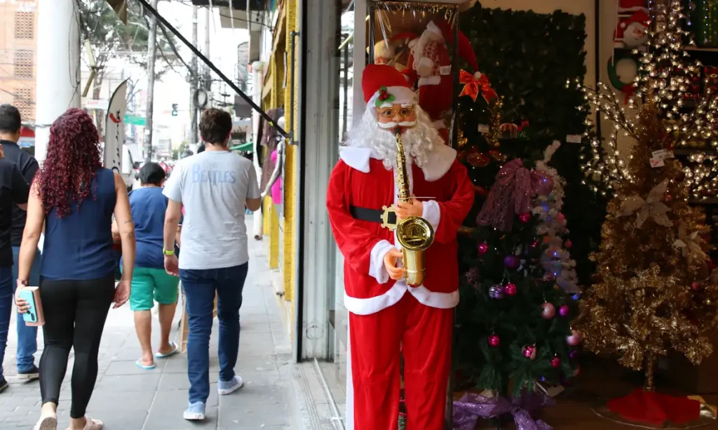 Comércio com decoração de Natal na rua Teodoro Sampaio, em Pinheiros.